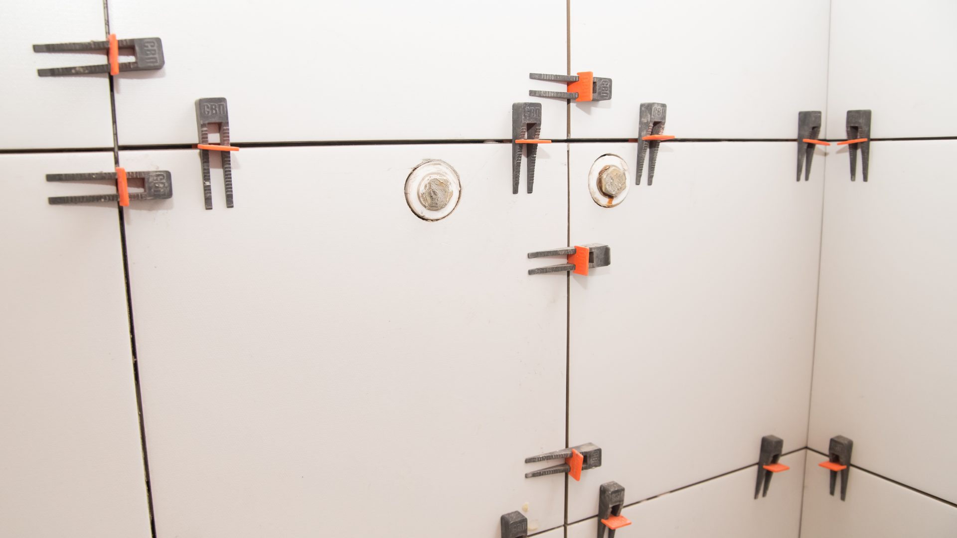 Tiled sanitary wet zone in a public building with full waterproofing system